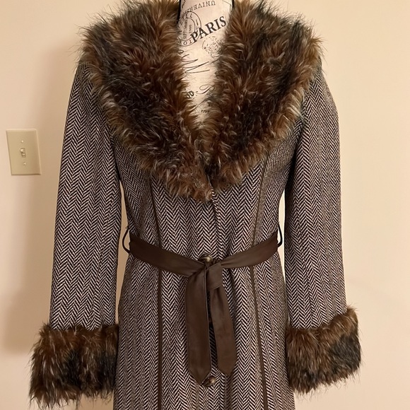 Vintage-Inspired DKNY Herringbone Midi Coat with Fur Collar & Cuffs - Picture 2 of 8